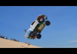 Прыжок модифицированного грузовика Ford на песке